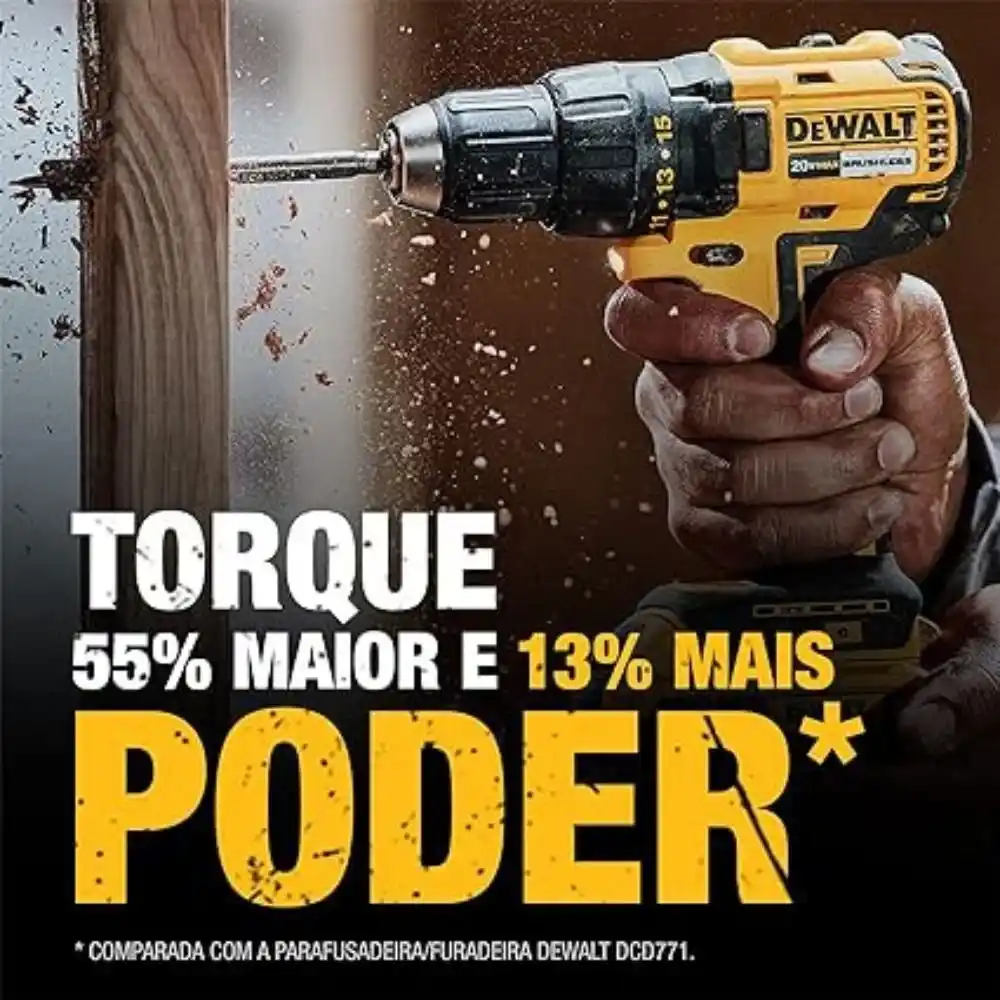 Furadeira de impacto DEWALT furando uma madeira resistente.