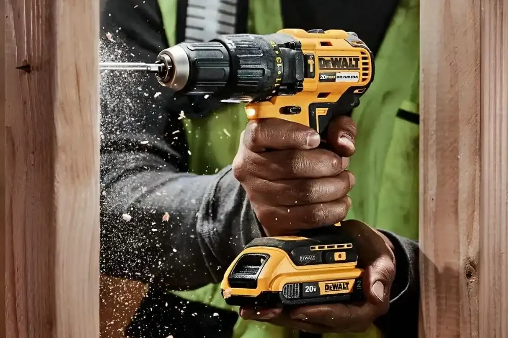 Profissional usando a furadeira e parafusadeira Dewalt no serviço ou em sua residência.