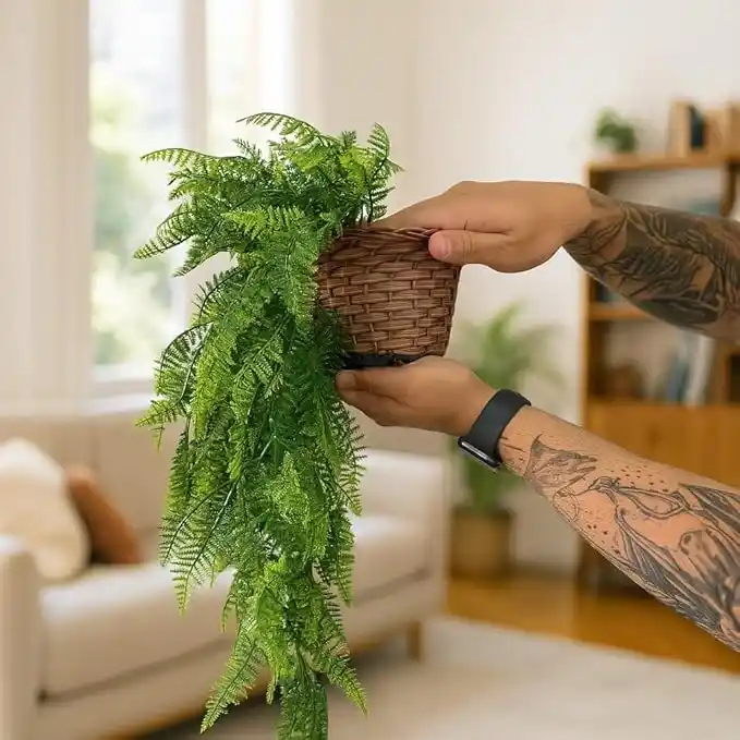 Samambaia artificial decorativa pendente em vaso estilo palha.