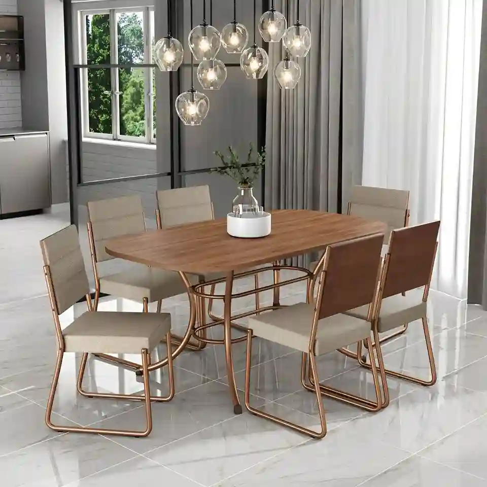 Conjunto de sala de jantar com mesa oval de madeira e estrutura de aço tubular acobreado. Seis cadeiras estofadas em tom bege, com encosto traseiro de madeira e pernas metálicas acobreadas, cercam a mesa. O ambiente possui piso de porcelanato claro brilhante e uma moderna luminária pendente com vários globos de vidro acesos acima da mesa.