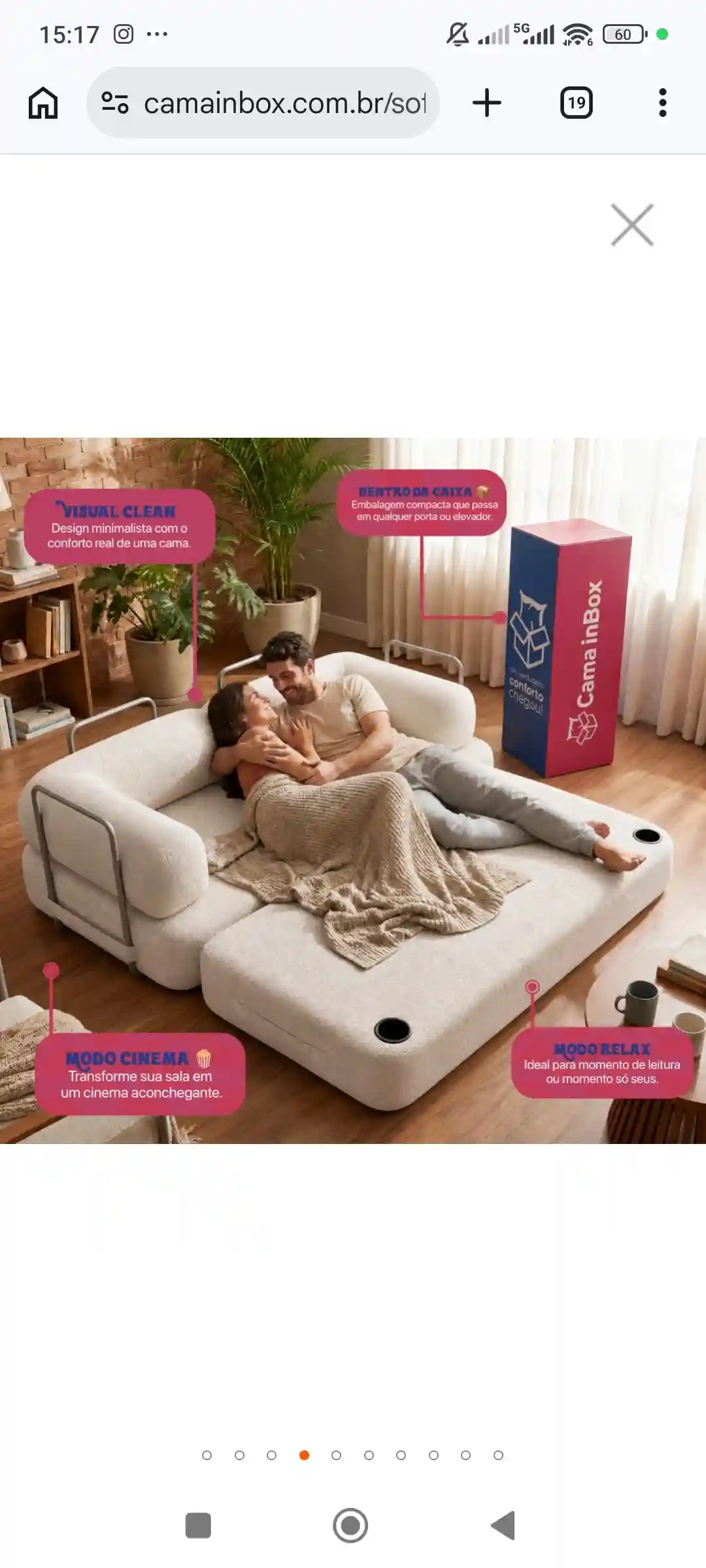Casal deitado no sofá a vácuo com tecnologia que a Cama inbox desenvolveu